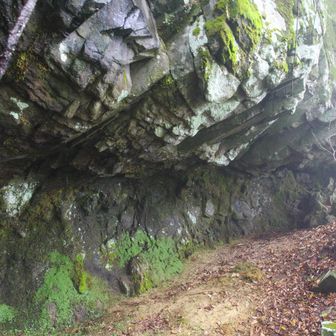 これが彦山四十九窟の第30、豊後窟か？豊後窟の場所についてはこの場所だったり別の場所だったり色々な説があるが、資料では？が付いてないからこの付近で確定か