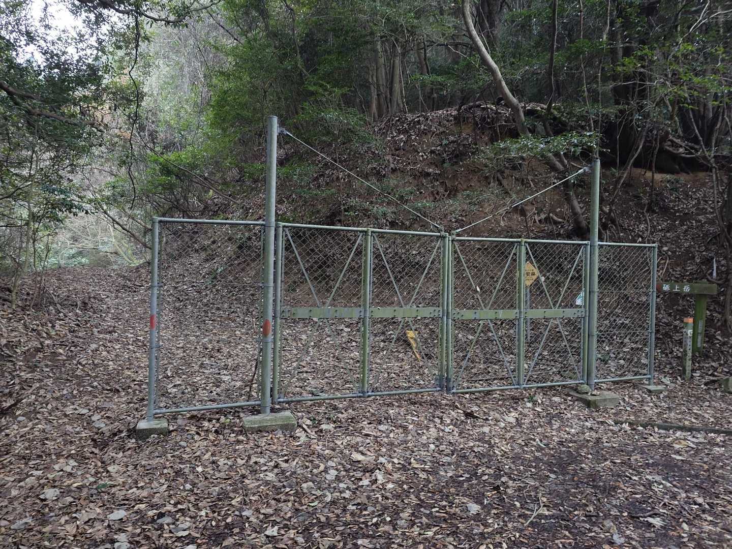 登山口にはゲートが有りますが、横から通行可能。