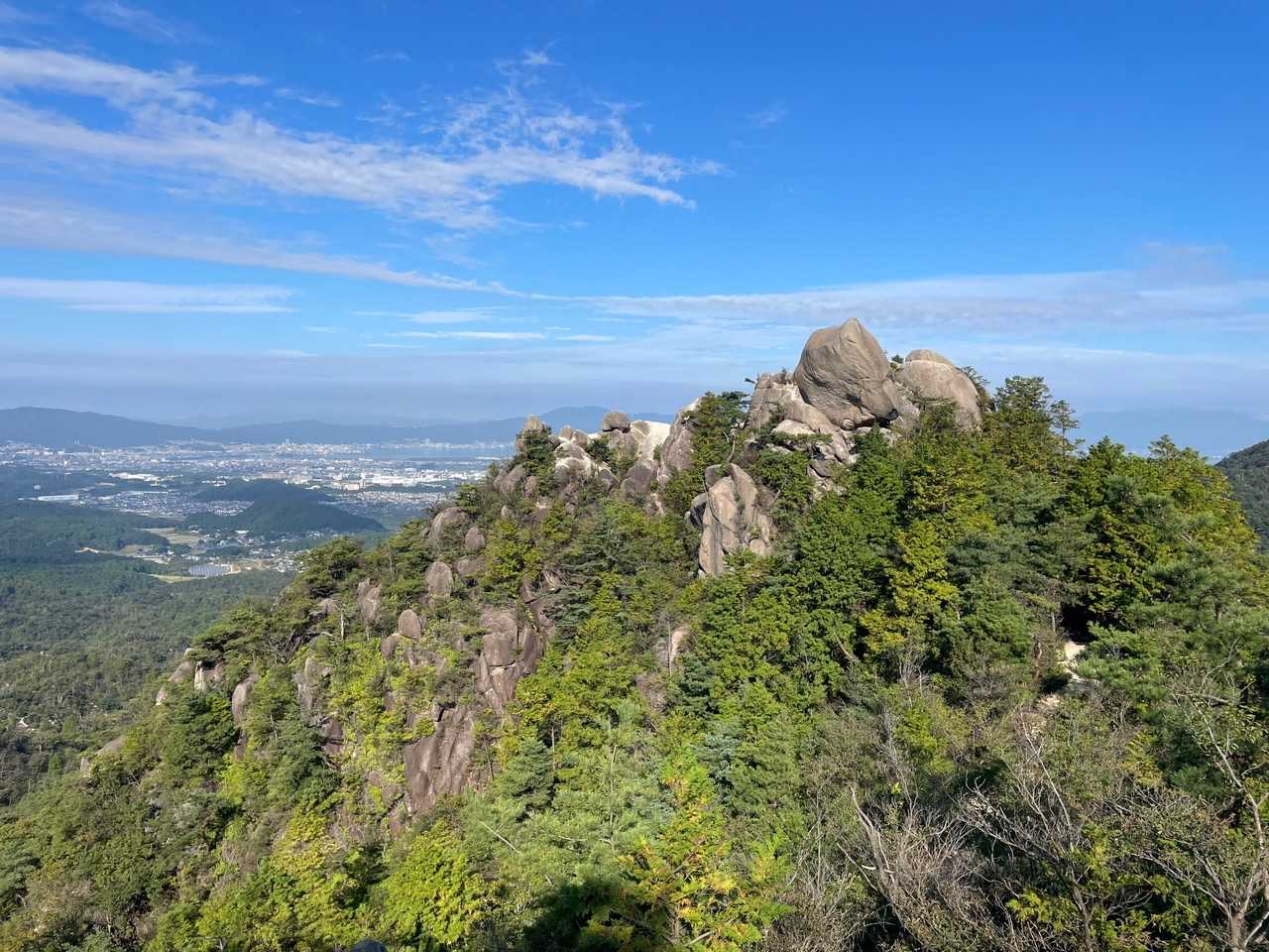巨石が積み重なって、山頂が出来た様に見える