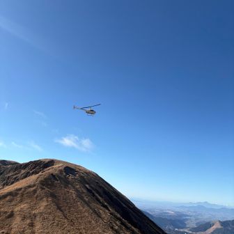 数基の観光ヘリがひっきりなしに飛んできます。
凄い手を振ったけど見えてるのかな？