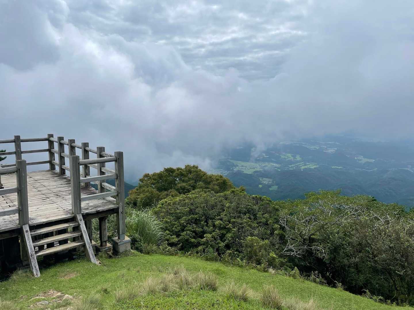 頂上からの景色は雲多めですが…
今日の私には格別