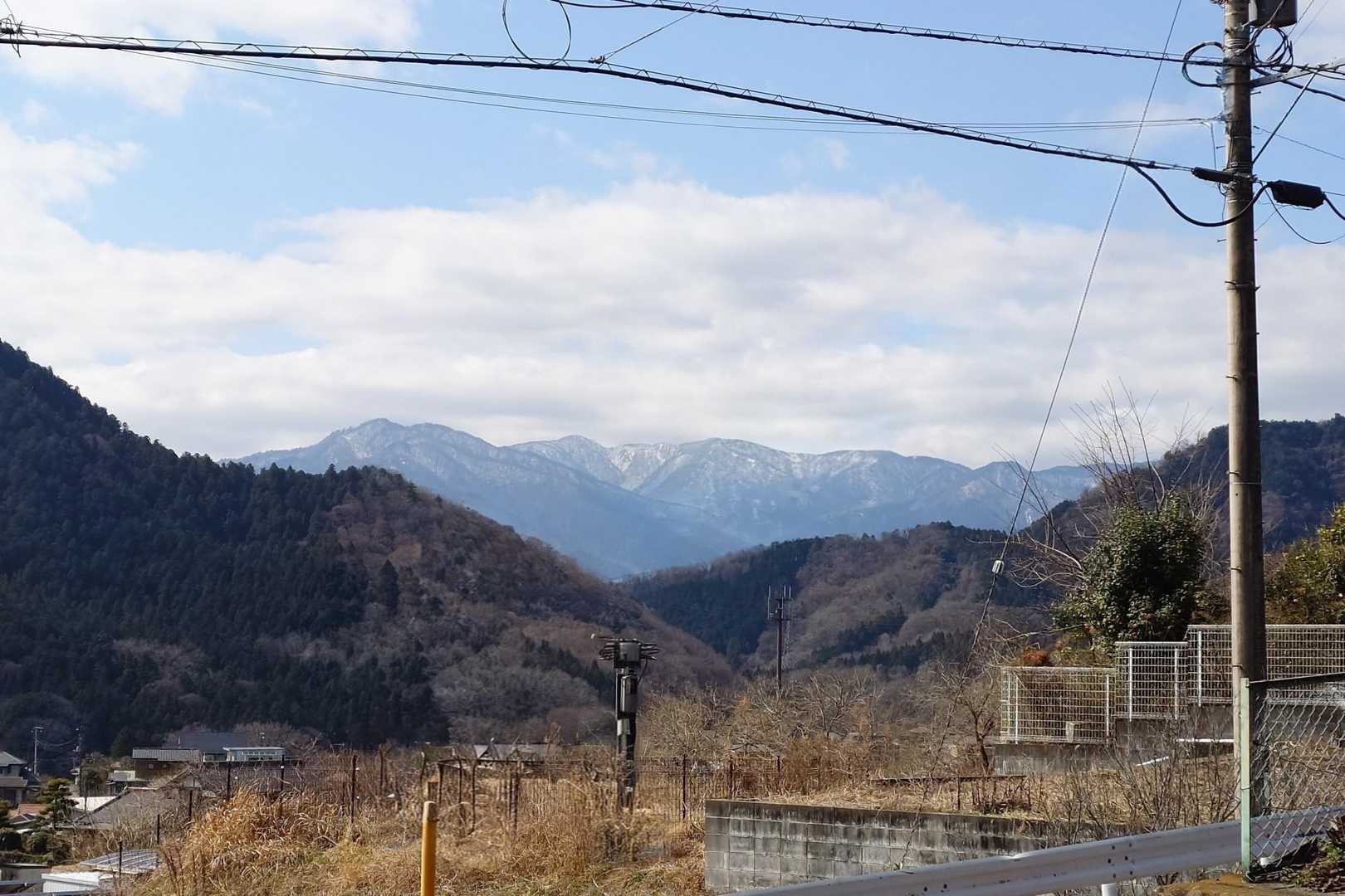 舗装路に出たら丹沢山塊
庭の手入れをしていた方に声を掛けられた
「山が素敵でしょう✨
朝はもっと山頂が白くなっているのよ
毎日素敵な景色を眺められて楽しいのよ」と😊
本当に嬉しそうに話された
北アルプスの山々を眺めて暮らせるのはいつだ…
お坊ちゃまとの移住はかなりハードルが高い