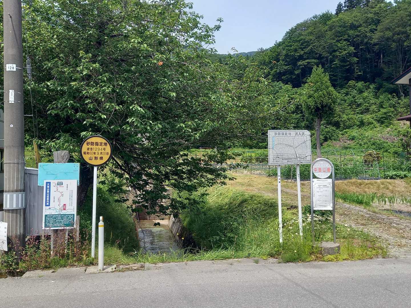 バス停の横からスタート。