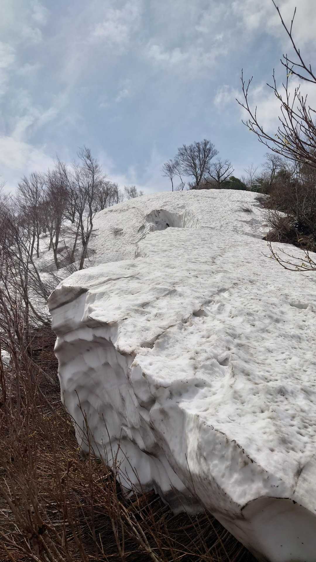 雪庇も割れて