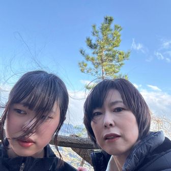 膨れっ面の次女🤣
こにゃをバッグに入れなかったことで不機嫌になりケンカする😑
でも写真は一緒に写る🙄