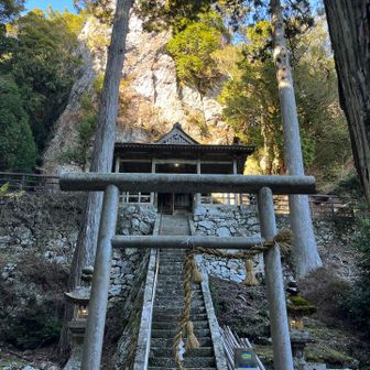 生石神社は「おいし」じゃなく「しょうせき」と読むらしい
バックの巨岩が御神体🙏