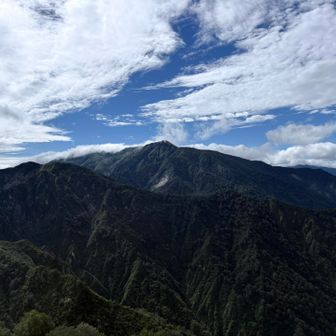 割引岳の向こうに巻機山。
ガスってるのかな？