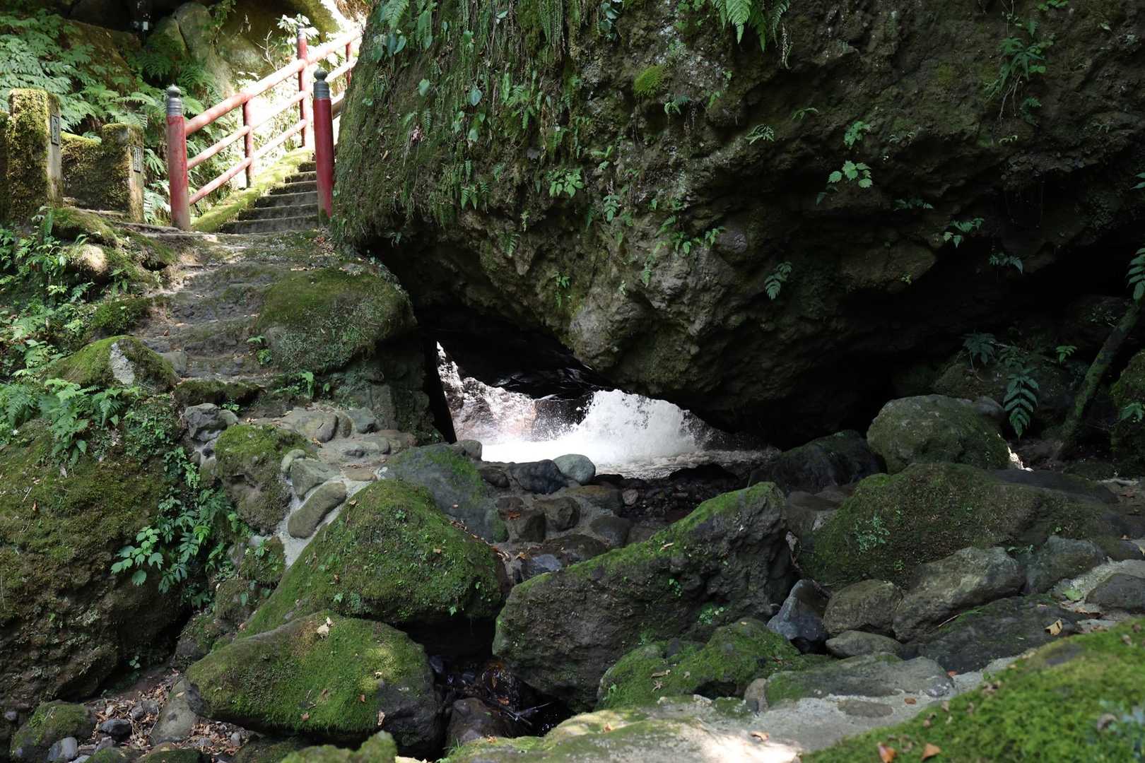 岩の中に石が多数の礫岩。
火山灰と噴石などが堆積した岩🪨

多分、ゴロゴロと転がって来たのだろう。

同じような巨岩が転がってる夫婦山（🐽側）も未踏の火山の高峰山も行きたい。
活火山の焼岳は怖いし急登だからヤダ🌋（笑）
地獄谷も活火山やけどな🤣