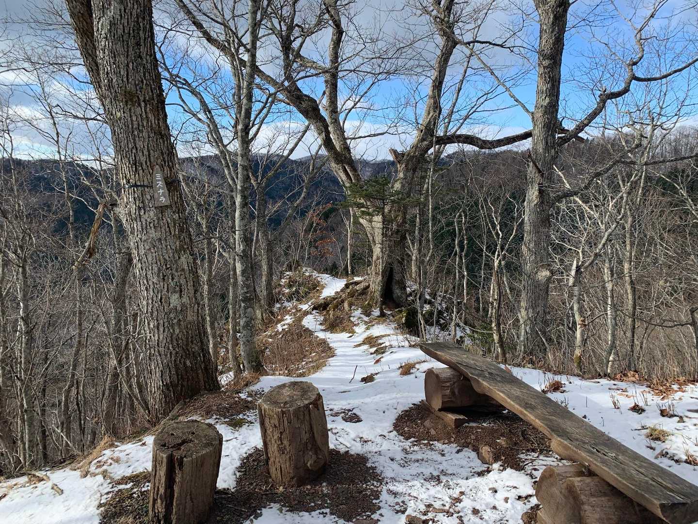 そして奥にツツジ岩のある休憩場