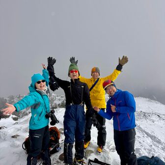 最後は3人さんたちがラッセルしてくれて、7人で焼岳南峰に到着！
この日はこの7人だけだったようです。
真っ白だけど嬉しい笑顔！
ワカンつけたり外したり、急登がたいへんだった〜
ホワイトアウトしないうちにさっさと下ります。