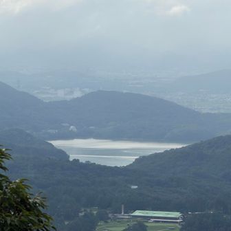 入鹿池の水量が。毎日雨だもんなぁ。