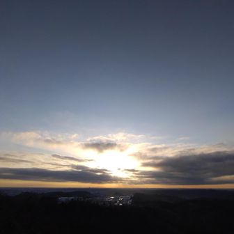 上空には雲が無く青い朝