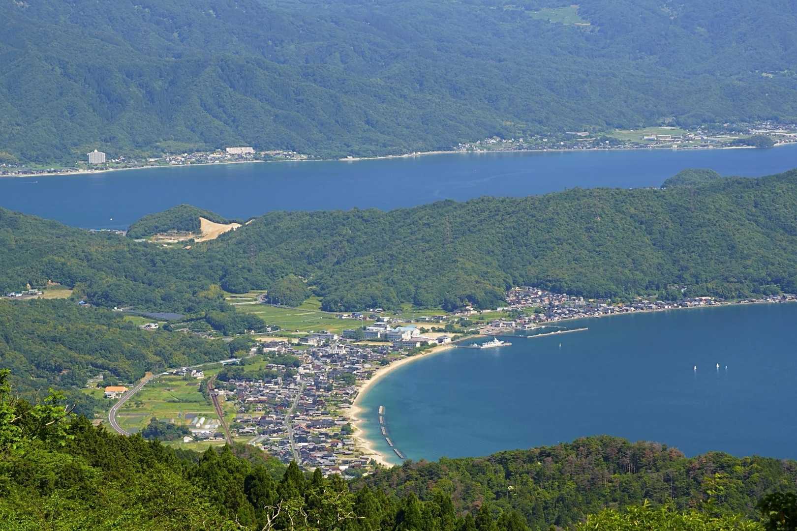 奥が宮津湾で手前が栗田湾