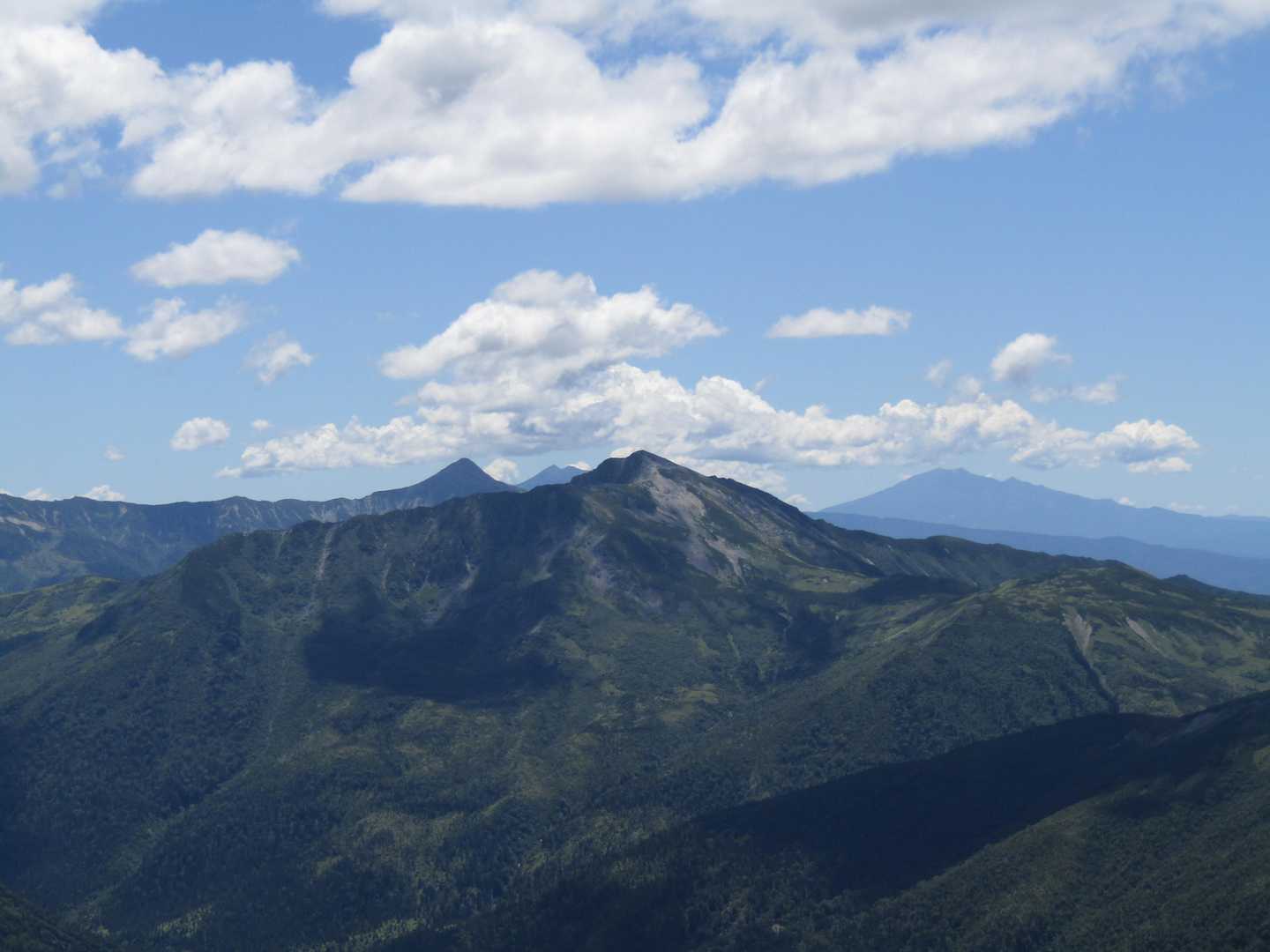 振り返ると黒部五郎岳
その後ろに尖った笠ヶ岳も見えてきました。😂