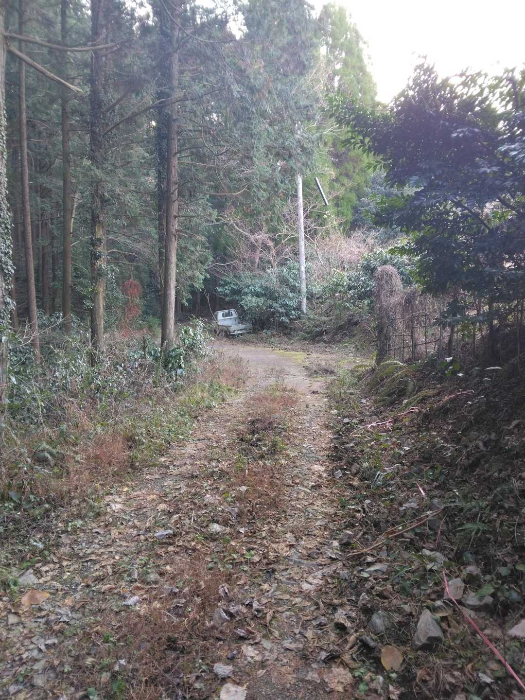 有名な分岐。  軽トラックが目印の場所が見えて来ました。
行きは軽トラックの前方を行くルート。
帰りは軽トラックの後方から出るルート。　ぐるりと回るルートになりました。