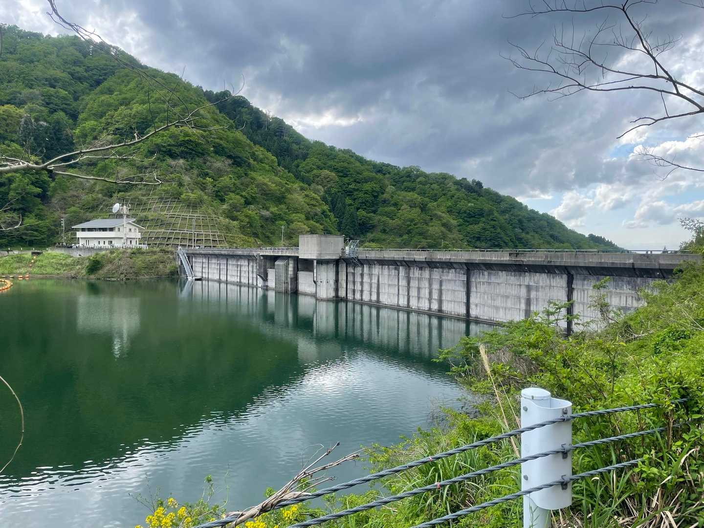 ダムの周りをグルッと回って戻ります。