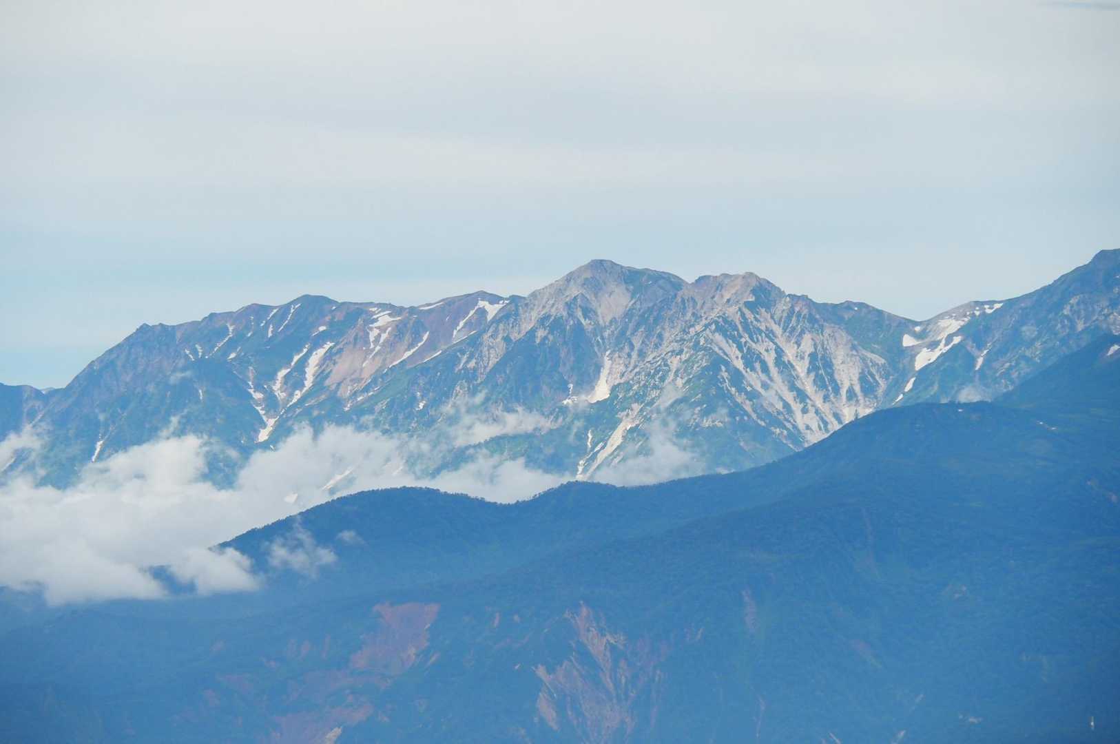 標高をあげると　白馬岳の美しい山容が