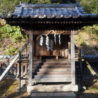神南備神社 神殿
神社はこの地域の独立峰である、甘南備山を御神体としているが、昭和5(1930)年に、神殿・神門・板塀及び、社地を取り巻く石柱・石の玉垣・石の鳥居が完成させた