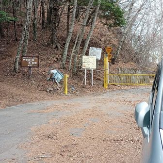 日向坂峠。釈迦ヶ岳登山口。
付近道路広く、10台位駐められます。