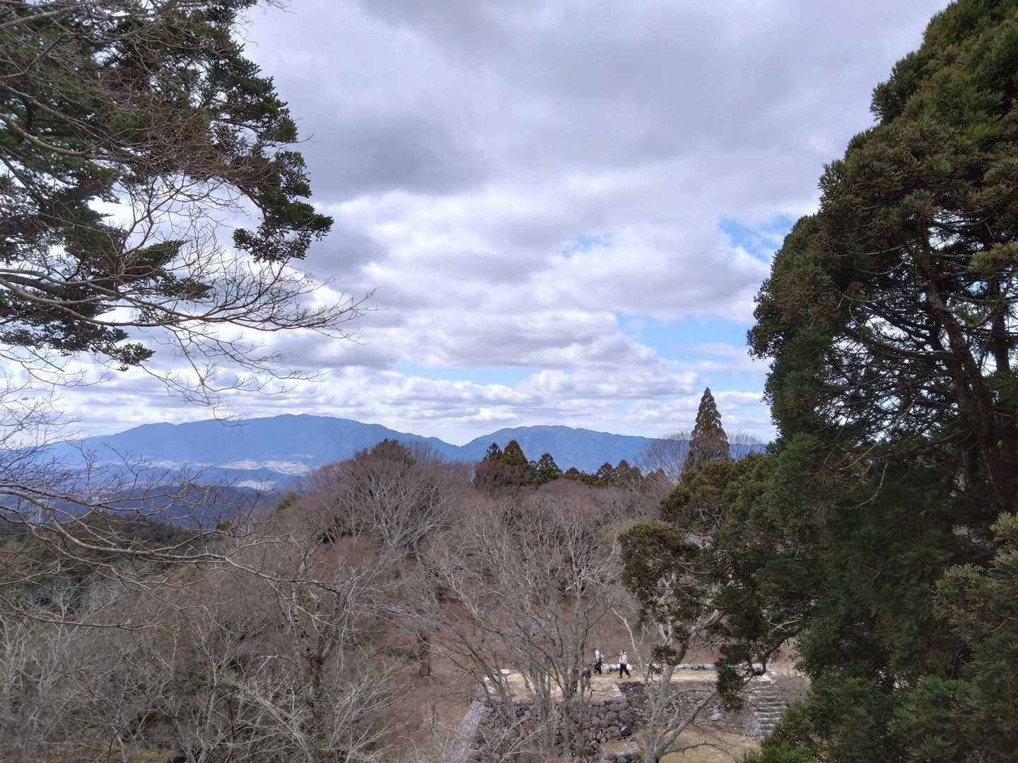 遠くに金剛山、葛城山