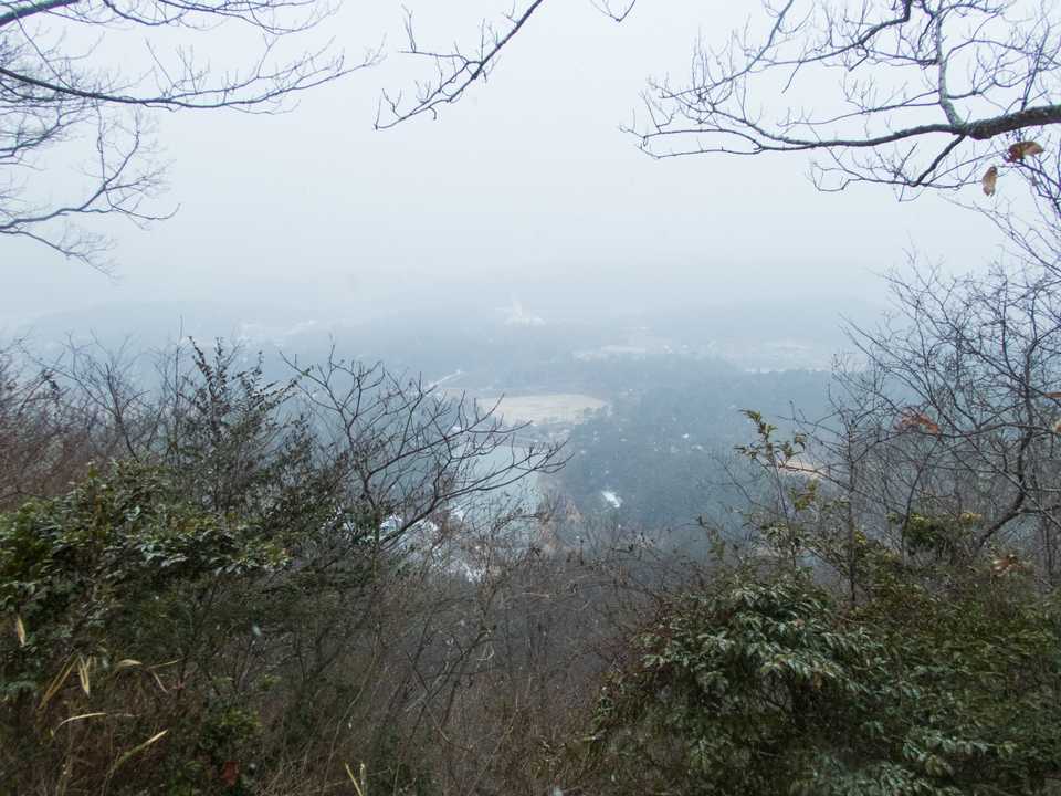 晴れていて霞がないと展望がとてもいいんだけど。雪が降っていて残念。