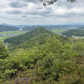 手前は
これから向かう、まるまる山や松尾山