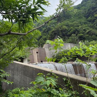 砂防ダムの中を通過します