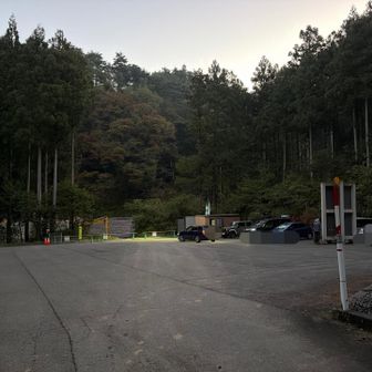 宿泊した白峰温泉から約1時間🚙💨
福井の山友さんおすすめの中出コースから荒島岳を目指しますよ〜🤗
駐車場には5時過ぎに到着。
その時間はまだ空いていたけど
どんどん🚙がきて5割り埋まりました。