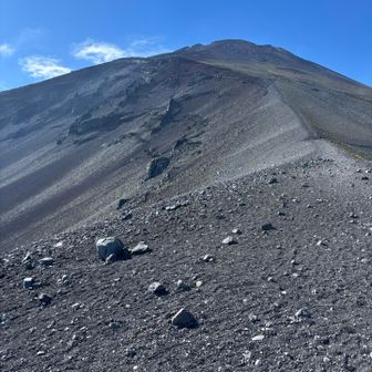 宝永山へ向かっている途中で振り返って見える富士山🗻