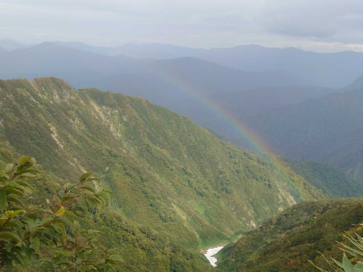 雪渓から🌈が生えてる！