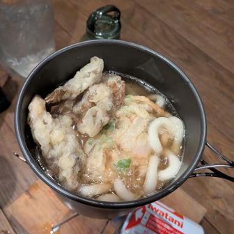 寒いと思って、うどん😊
野菜と舞茸の天ぷらをスーパーで買って🤭

写真のフタがみえてるボトルおとした🤣北海道の思い出でした😂