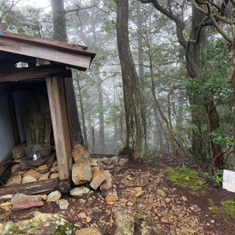 高山不動近くのグレーピーク
虚空蔵山