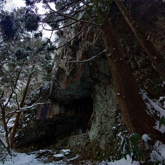 巨岩あり
穴の前に回ると