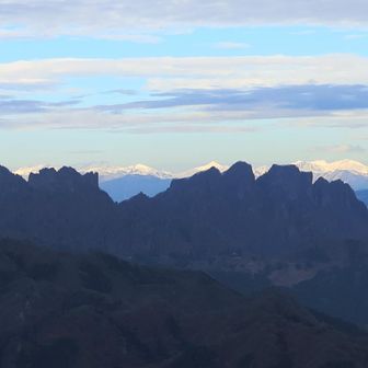 妙義山のギザギザの向こうに谷川主脈。平標山～オキノ耳
