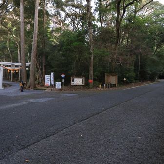 行縢山 行縢神社の向かって右奥に駐車場
トイレは手前、道路のコチラ側に有ります
バス停があり、時刻表では延岡駅から1日4便（日祭日5便）、朝夕各2～３本程度の運行があります。