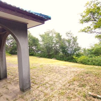 立派な休憩舎ですが、眺望は残念ながら 木しか見えない 😑 沢山のベンチが「昔はこうじゃなかったんだぜ」と全力否定しているように見える。
山火事跡復旧で植林している傍ら、ここの剪定は、しばらく放置かな？