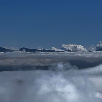 雲の切れ間に富士山🗻みっけ！