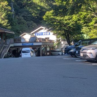 午前８時上の駐車場はほぼ満車