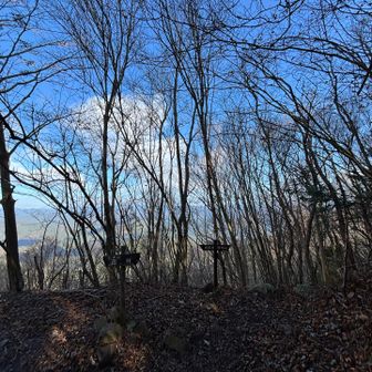 西峰に着。ここに来ると風が冷たい！