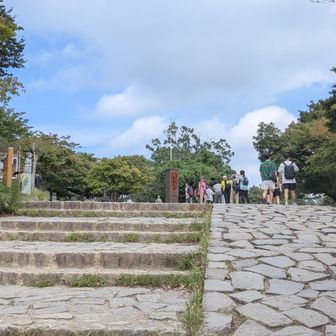 山頂標識周りはまあ少ない方かな