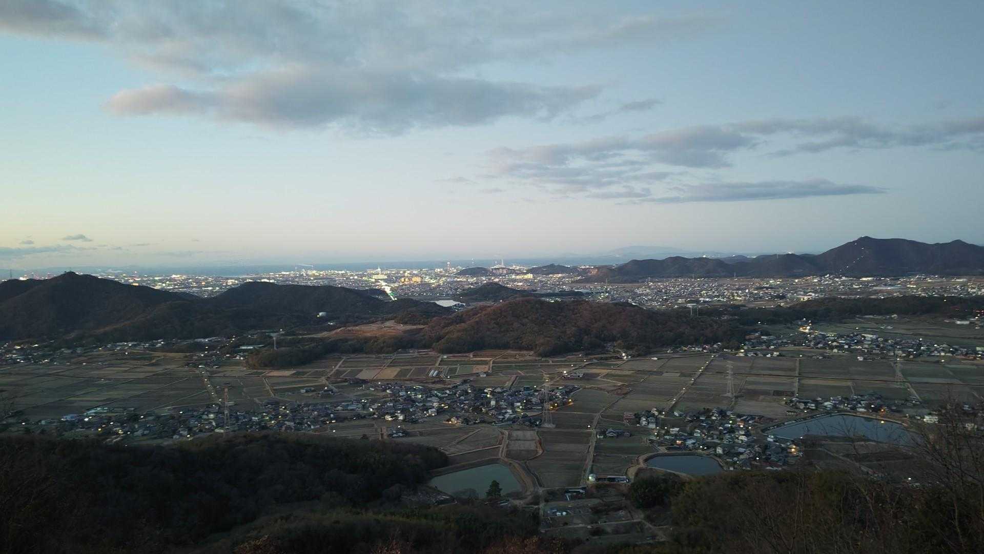 時間があるのでちょっと寄り道
パラグライダーのスタート地点
地元の志方町の街並み
右に高御位山、右に飯盛山