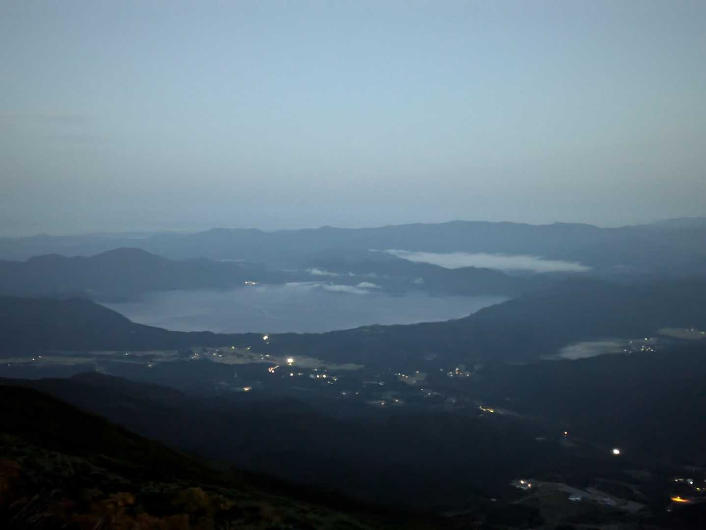 田沢湖と町灯りが見える