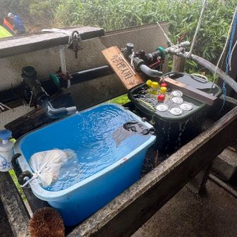 左側の青色水受けは持参したビールを冷やすなど
自由に使えます。