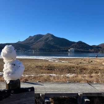 ビジターセンターまで戻ると、榛名湖の向こうに掃部ヶ岳が見えます