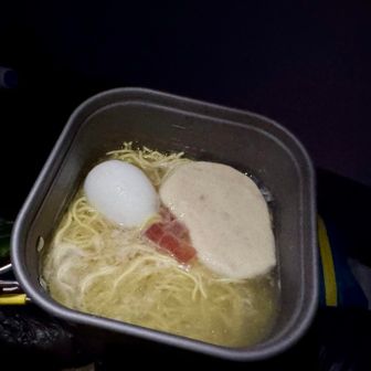 風が強くて、テント内で塩ラーメン🍜
サラダチキン＆ゆで卵でタンパク質チャージ🐓