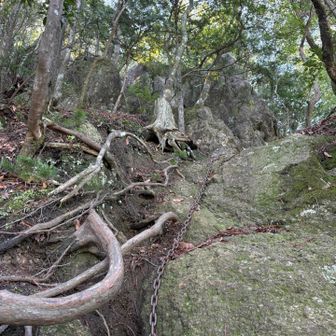 最後は急な岩場を登ると⛓️