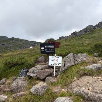 あと30分
最後の登りです💪
テン場に携帯トイレブースが二つありました