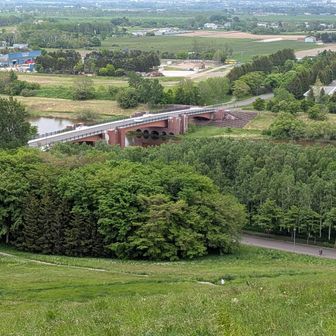 東口からの入場橋
