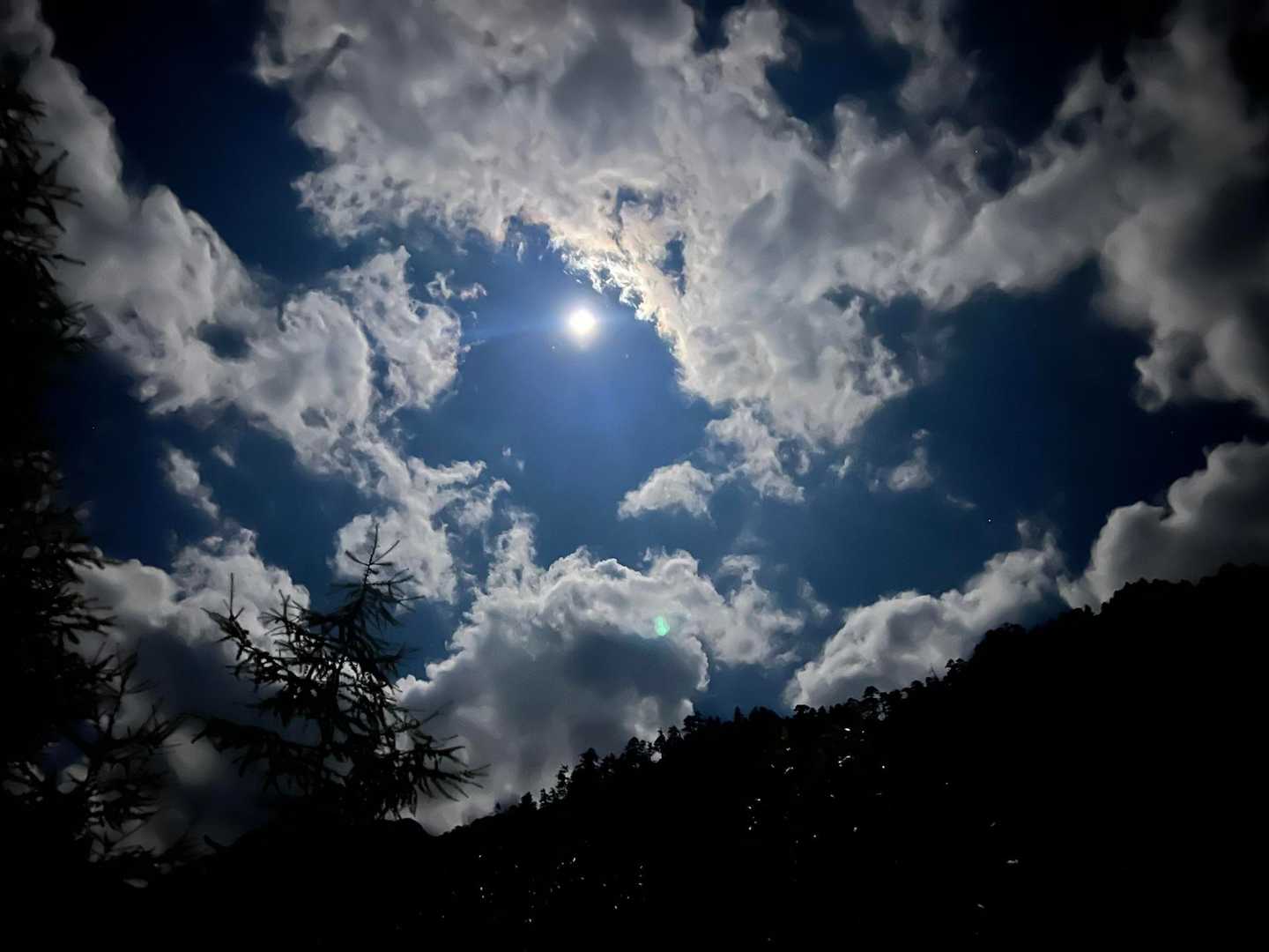 翌日、雲多いけど雨じゃなくて良かった👌
月明かり🌕