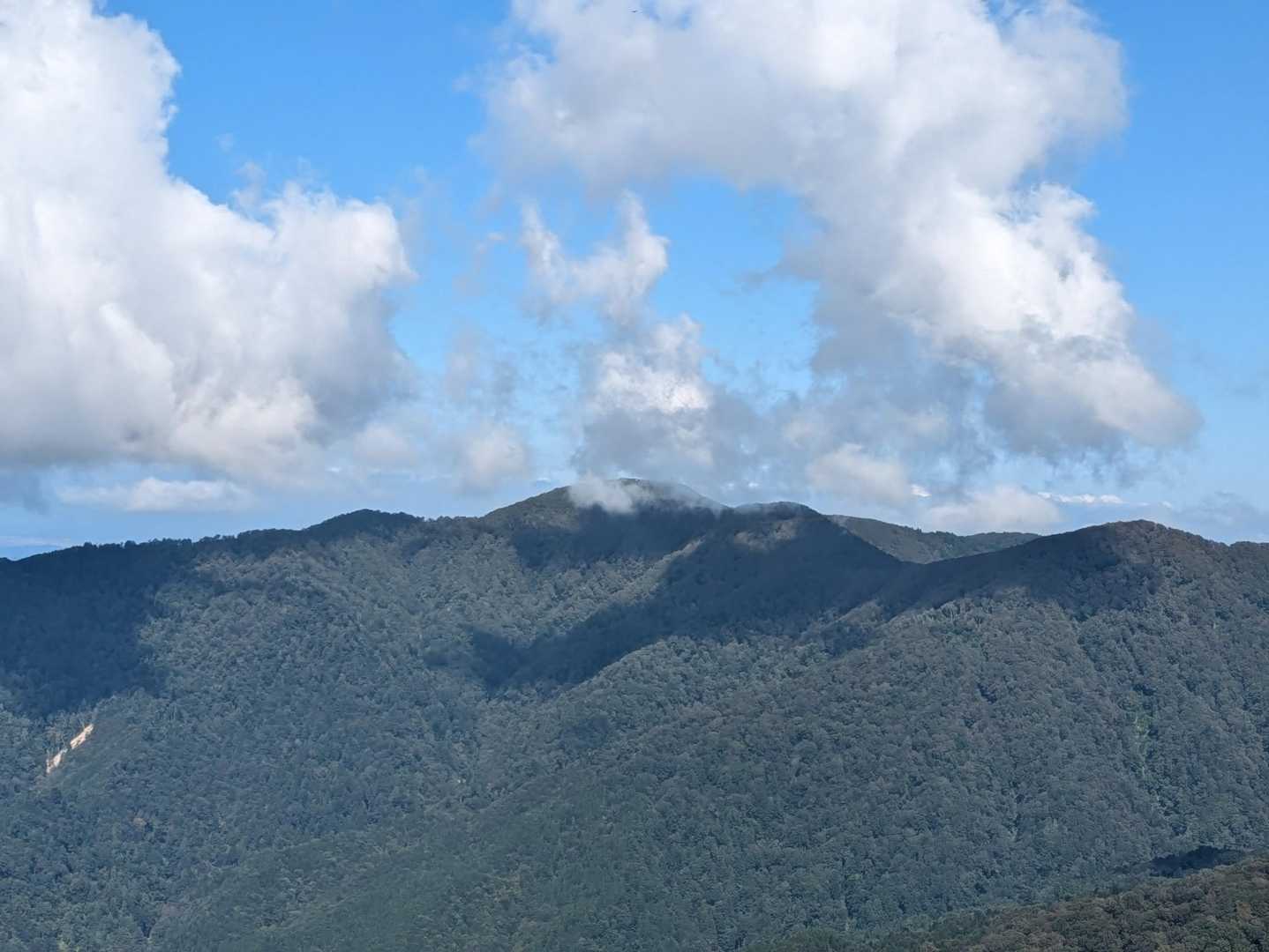 馬場目岳方面
旭又登山口再開後、いきたいな